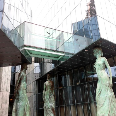 Homenagem às mulheres na arquitetura moderna de Varsóvia ~ Celebrating women in modern Warsaw architecture